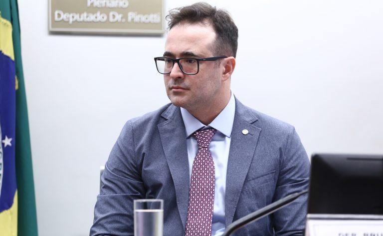 Animais domésticos visitando pacientes em hospital