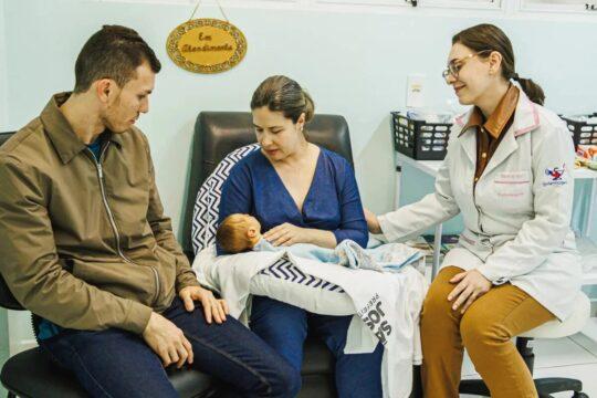 Mãe amamentando bebê