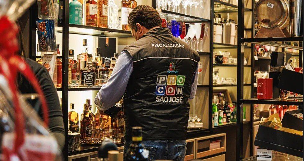 Bebidas falsificadas e vencidas apreendidas