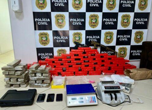 Imagem de drogas apreendidas durante operação policial em Palhoça