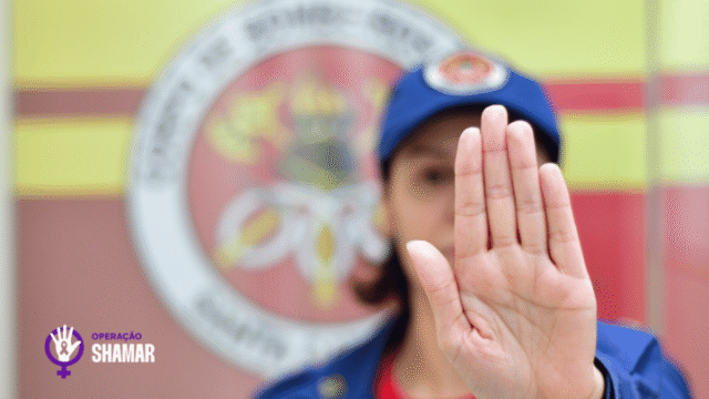 Equipe do CBMSC atendendo mulher vítima de violência