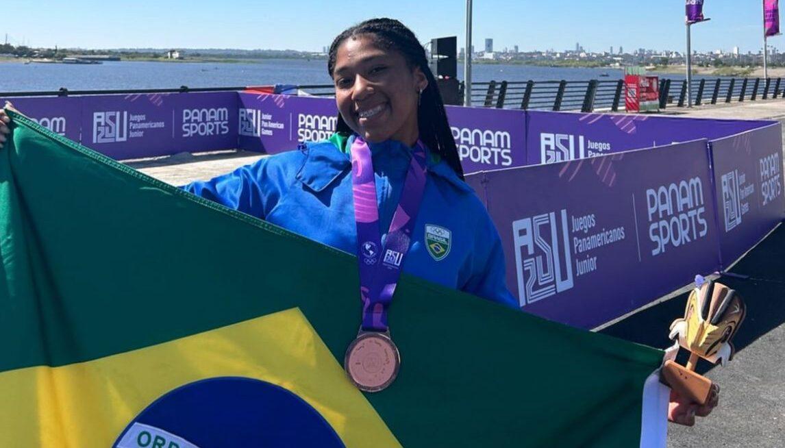 Atletas do Avaí F.C. participando de competições de remo