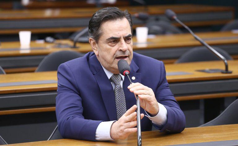 Servidor do Ministério da Agricultura realizando inspeção