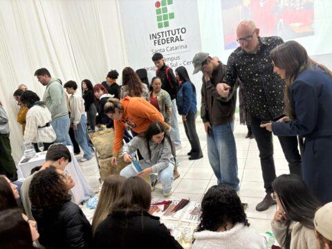 Figurinista Márcio Paloschi em palestra sobre moda sustentável