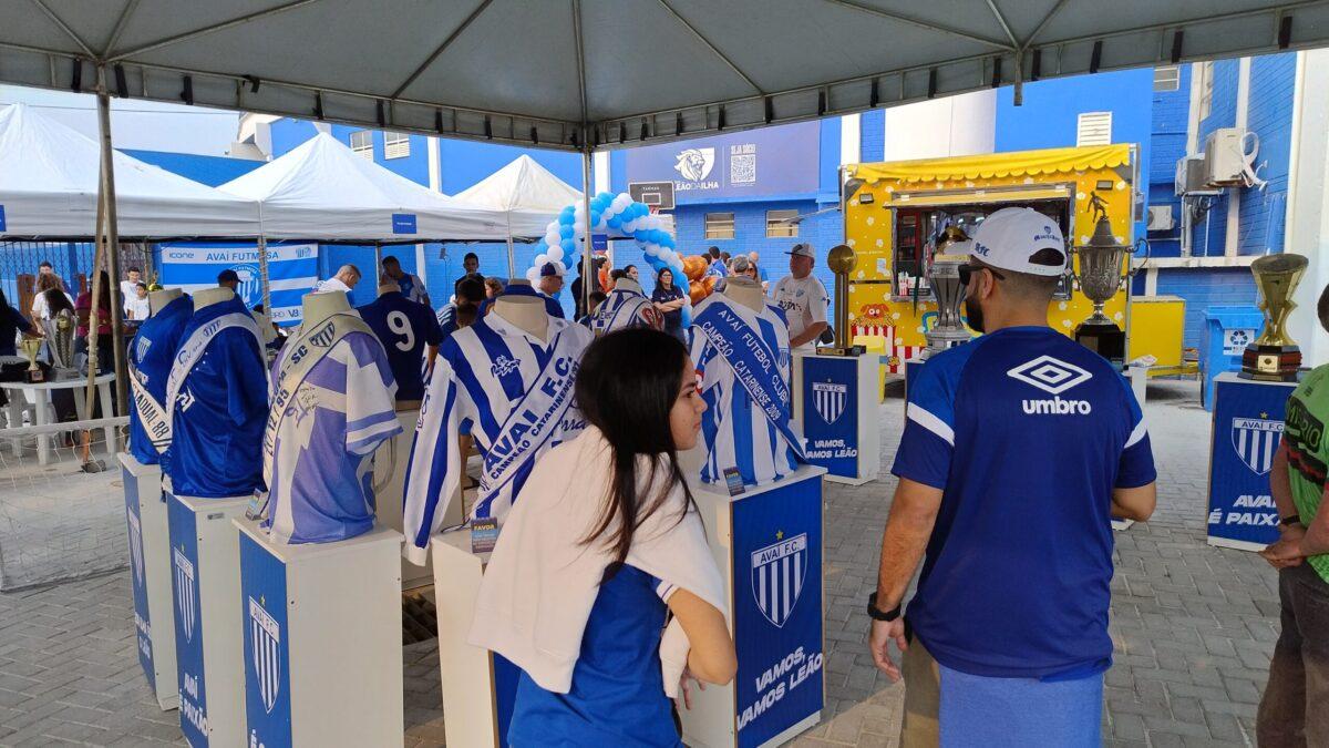 Imagem do evento Avaí Day 2025 com torcedores e atrações