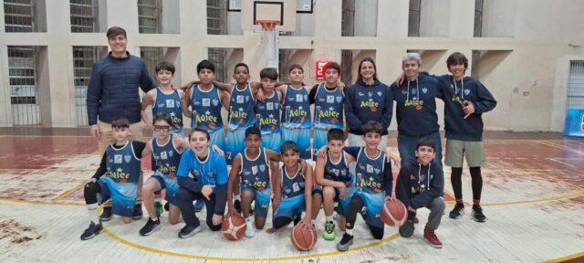 Equipe de basquete do Avaí Futebol Clube comemorando o segundo lugar no campeonato metropolitano sub-12