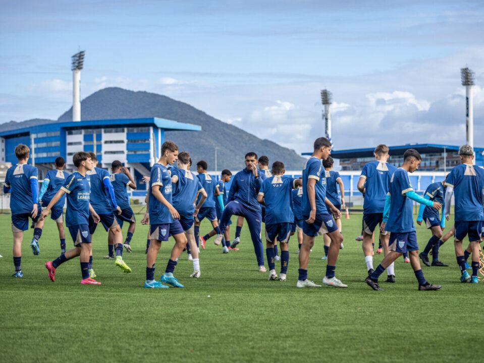 Jogadores do Avaí Sub-14 comemorando gol