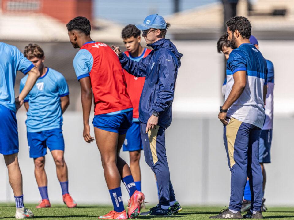 Jogadores do Avaí Sub-17 comemorando gol