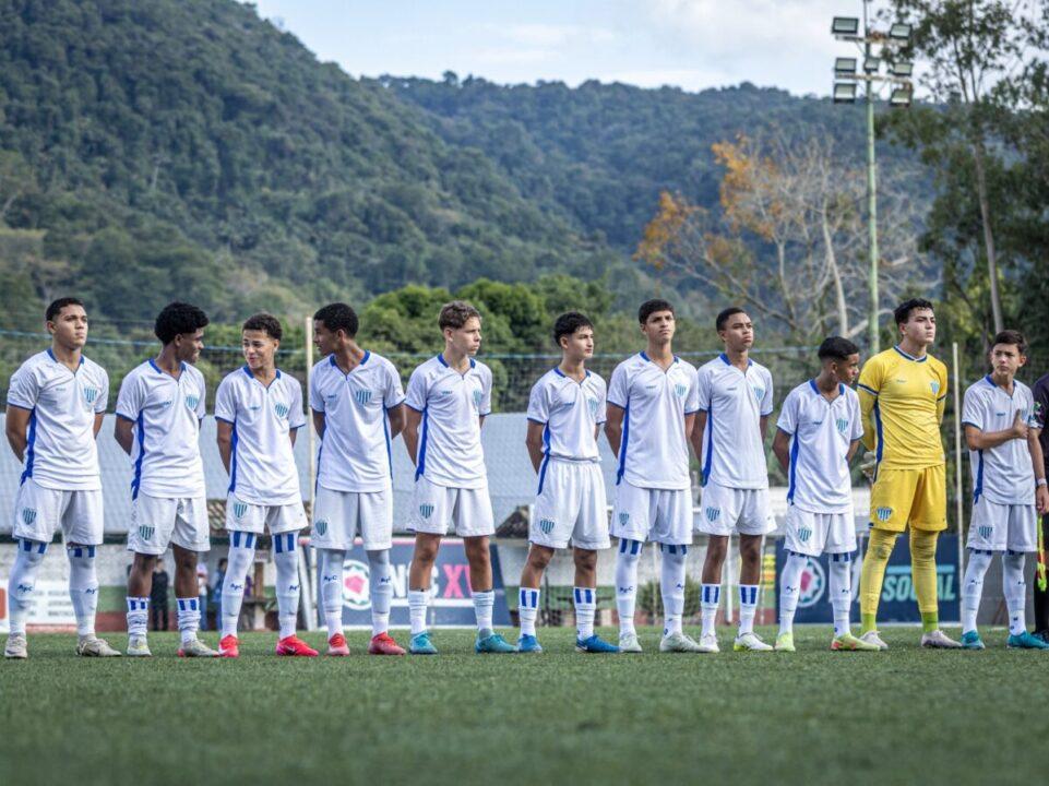 Partida de futebol entre Avaí e Amocan na Liga Municipal Sub-15