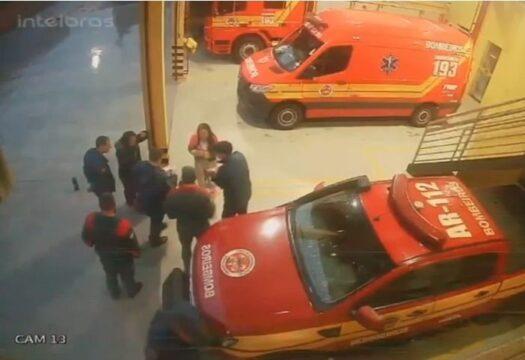 Bombeiros realizando manobras de desengasgamento em bebê