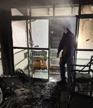 Equipe de Bombeiros atuando em operação de resgate em apartamento incendiado