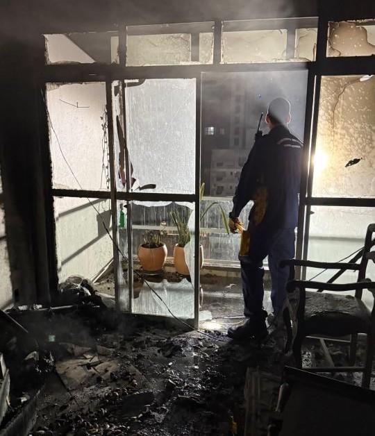 Equipe de Bombeiros atuando em operação de resgate em apartamento incendiado