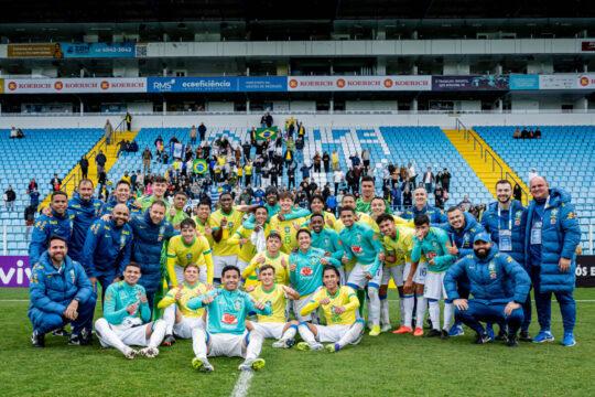 Seleção Brasileira Sub-17 comemora vitória sobre a Costa Rica