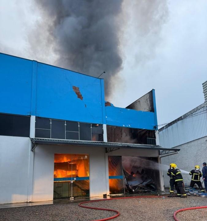 Corpo de Bombeiros atuando em incêndio em empresa de implementos rodoviários em Rio do Sul
