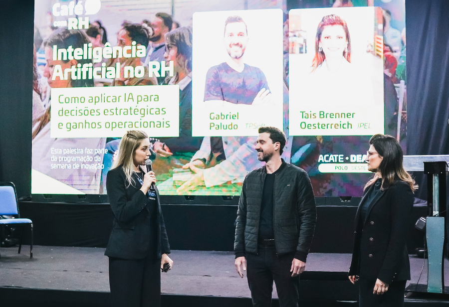 Participantes reunidos em evento Café com RH da ACATE-DEATEC em Chapecó