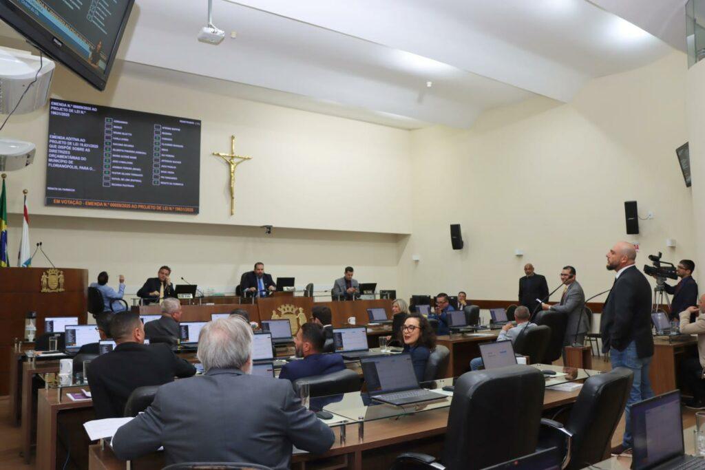 Imagem da Câmara de Vereadores de Florianópolis aprovando a LDO 2026