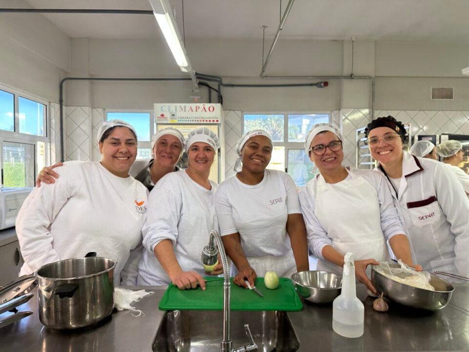 Profissionais da alimentação escolar em capacitação no IFSC