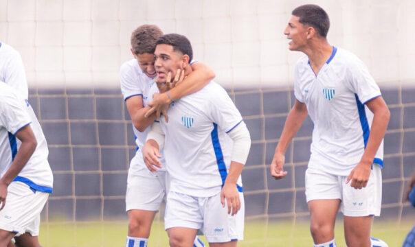 Jogadores das categorias de base do Avaí F.C. em treinamento