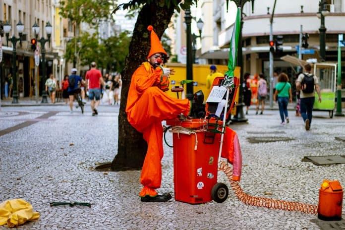 Palhaço Tropo Opo apresentando o espetáculo 'O Gari'