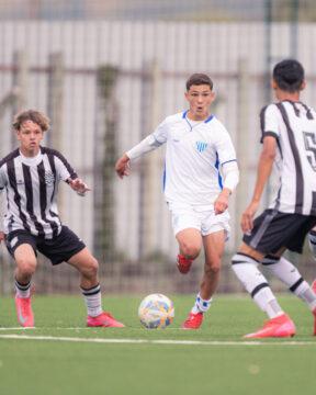 Jogadores do Avaí e Figueirense em disputa na semifinal