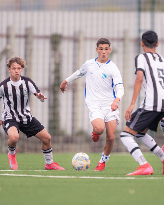 Jogadores do Avaí e Figueirense em disputa na semifinal