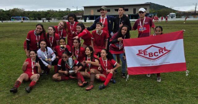 Equipe feminina do Colégio Cecília Rosa Lopes comemora vitória no Campeonato Catarinense Estudantil