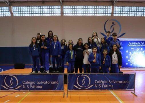 Alunos celebrando conquistas nas Olimpíadas do Conhecimento
