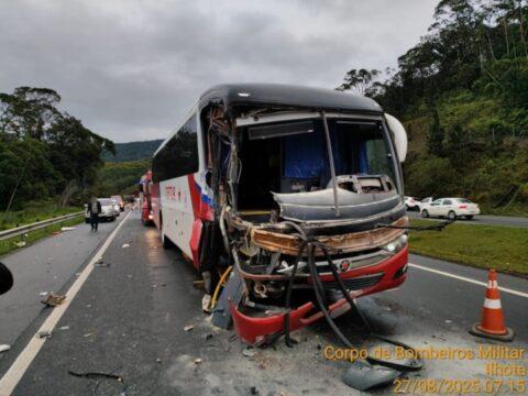 Colisão entre ônibus e carreta na BR-470, em Ilhota