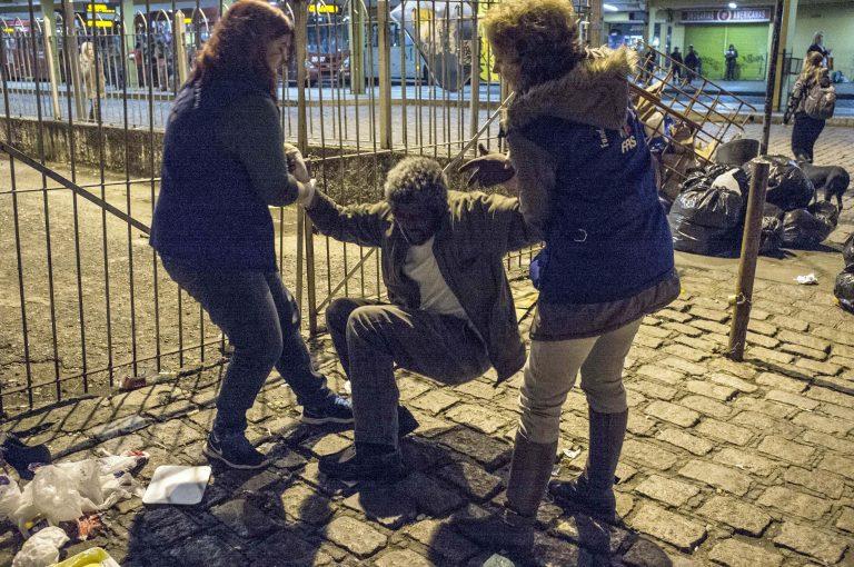 Debate sobre piso salarial para assistente social