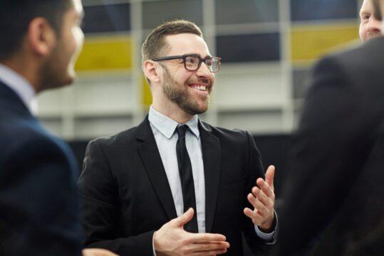 Homens em palestra no Connect Business Networking Event