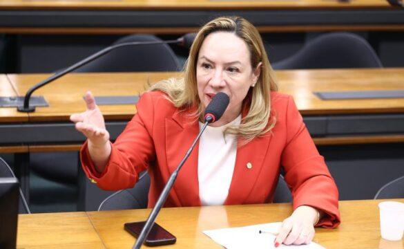 Mãe com bebê no presídio