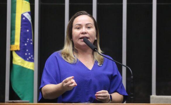 Cordão de fita multicolorida com mãos