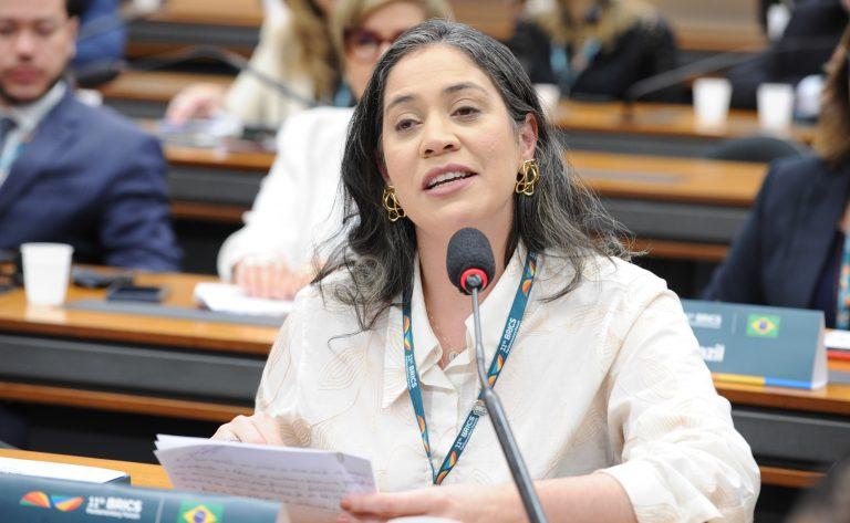 Mulheres em debate sobre violência política online