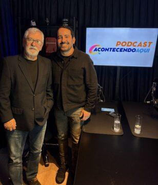 Foto do jornalista Davi Paes e Lima durante a entrevista