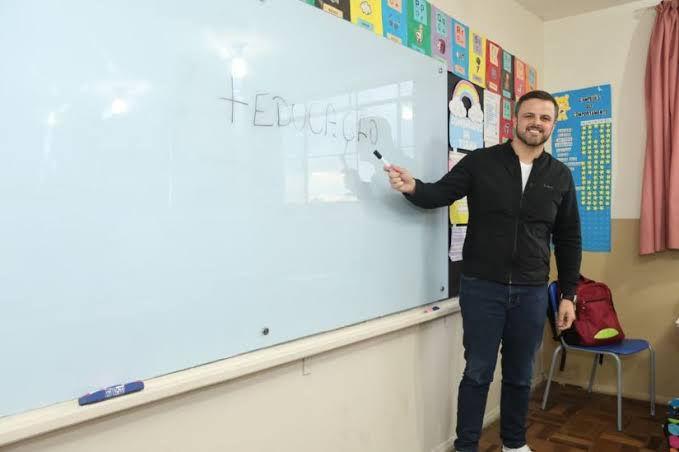 Lousas de vidro nas escolas municipais