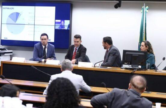 Deputados em audiência pública