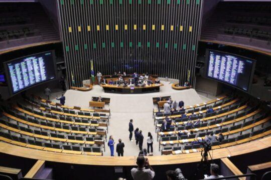 Deputados protestando na Mesa do Plenário Ulysses Guimarães