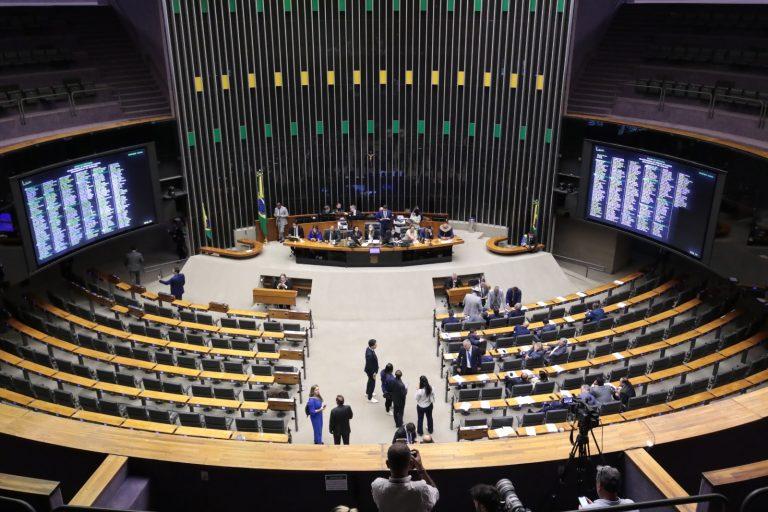 Deputados protestando na Mesa do Plenário Ulysses Guimarães