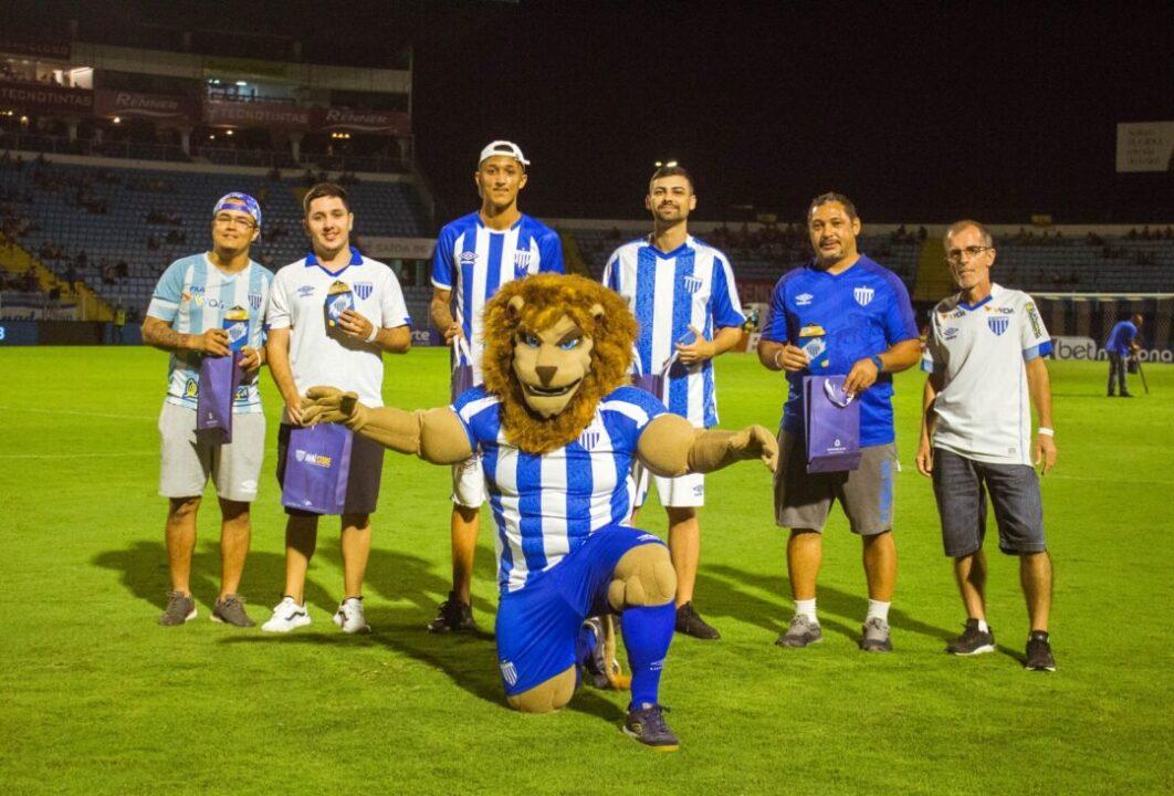 Sócios participando do Desafio Pais e Filhos durante o intervalo do jogo