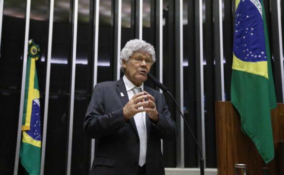 Imagem ilustrativa de descarte inadequado de lixo hospitalar contaminado com o vírus da Covid-19