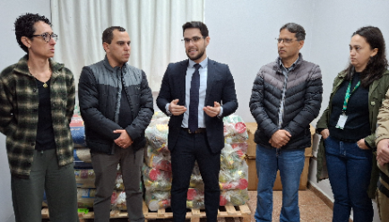 Famílias recebendo cestas básicas