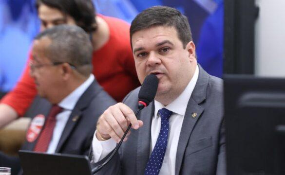 Ilustração de uma doula e um tradutor de Libras em maternidade