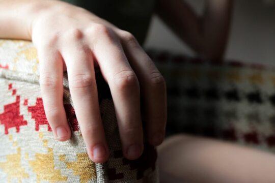 Mulheres sendo apoiadas em programa de acolhimento