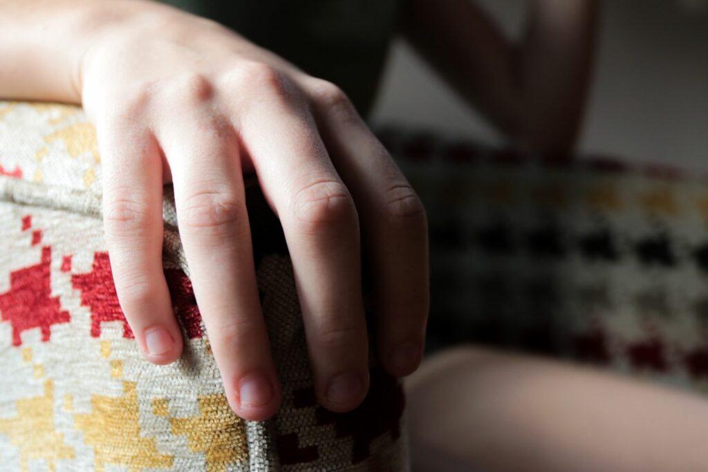 Mulheres sendo apoiadas em programa de acolhimento