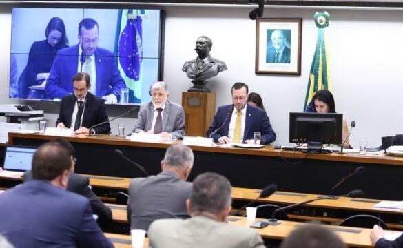 Imagem do embaixador Celso Amorim em audiência na Câmara