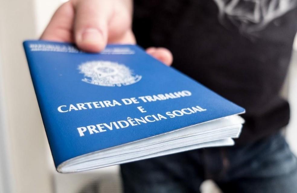 Ilustração representando dados de empregos no comércio e serviços em Santa Catarina