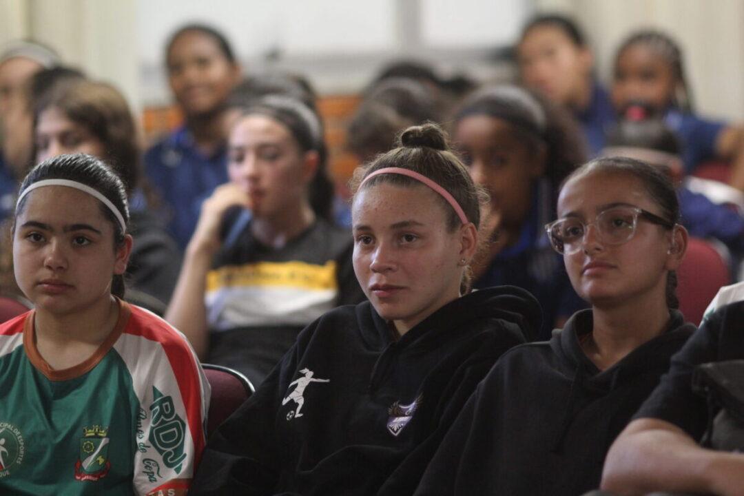 Representantes de clubes e atletas reunidos no 1º Encontro do Futebol Feminino de Santa Catarina