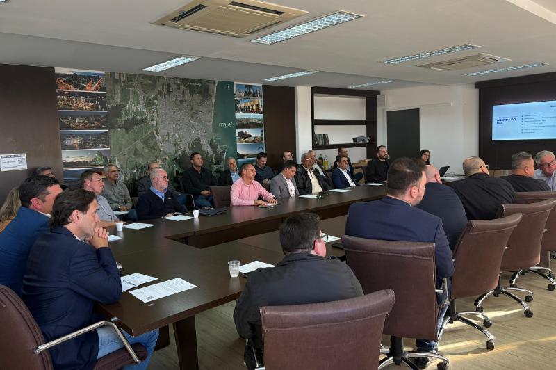Empresários e autoridades em evento de fomento econômico em Itajaí