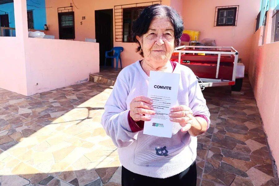 Famílias recebendo matrículas de propriedade