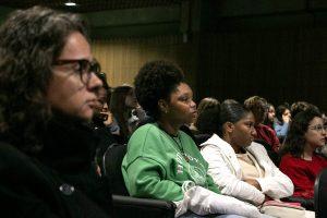 Grupo de estudantes internacionais reunidos no Campus Trindade da UFSC